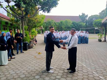 GIAT MENGAJAR KKN DI SMA PUNDONG